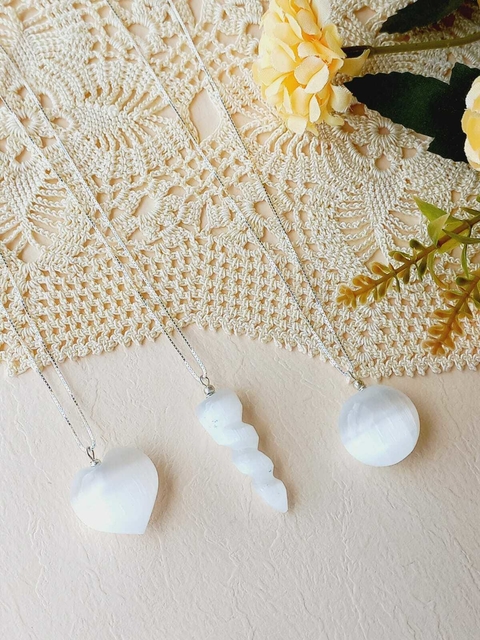 COLAR EM PRATA 925 COM PEDRA NATURAL SELENITA