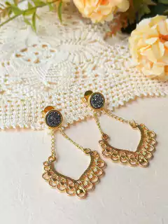 BRINCO ALONGADO ARABESCO VAZADO EM DRUSA - loja online