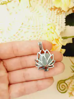 PINGENTE AVULSO CHAMADOR DE ANJO FLOR DE LOTUS COM PEDRA NATURAL na internet