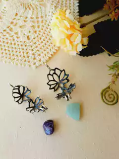 PINGENTE AVULSO CHAMADOR DE ANJO FLOR DE LOTUS COM PEDRA NATURAL - comprar online