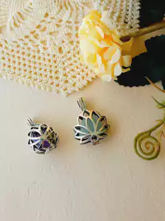 PINGENTE AVULSO CHAMADOR DE ANJO FLOR DE LOTUS COM PEDRA NATURAL