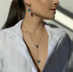 BRINCO EDIÇÃO OURO COM APLICAÇÕES DE RÓDIO PEDRA NATURAL SODALITA na internet