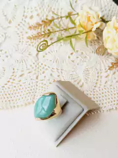 ANEL VOLUMOSO OVAL COM PEDRA NATURAL QUARTZO VERDE - comprar online