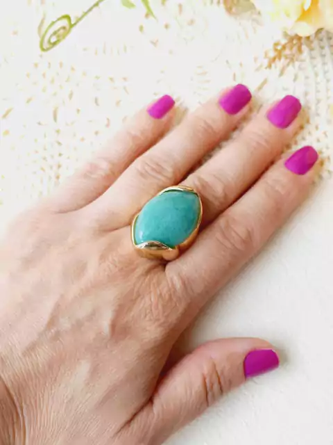 ANEL VOLUMOSO OVAL COM PEDRA NATURAL QUARTZO VERDE