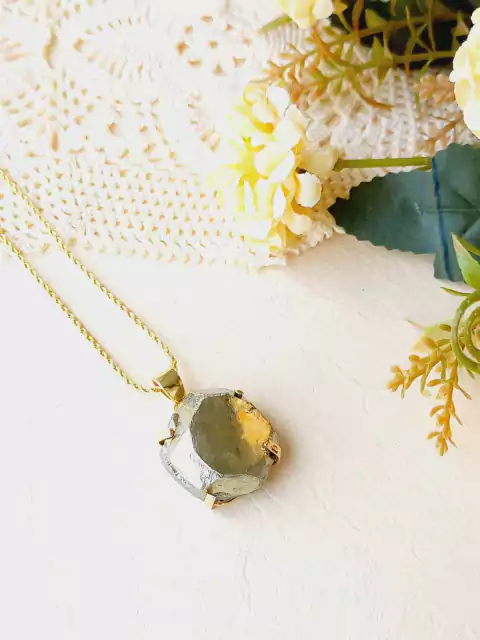 COLAR PEDRA NATURAL PIRITA