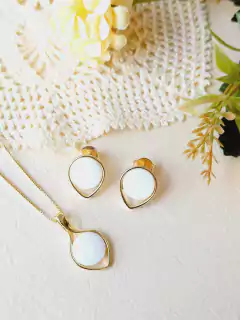 CONJUNTO REDONDO GOTA COM PEDRA NATURAL MADREPEROLA - comprar online