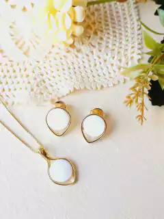 CONJUNTO REDONDO GOTA COM PEDRA NATURAL MADREPEROLA - Cordão de Luz Joias Finas