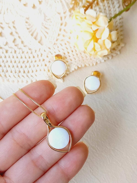 CONJUNTO REDONDO GOTA COM PEDRA NATURAL MADREPEROLA