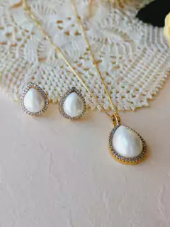 CONJUNTO PÉROLA SHELL COM APLICAÇÕES DE ZIRCONIAS - Cordão de Luz Joias Finas