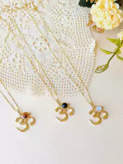 COLAR SIMBOLO OM PEDRA NATURAL