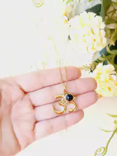 COLAR SIMBOLO OM PEDRA NATURAL - Cordão de Luz Joias Finas