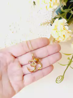 COLAR SIMBOLO OM PEDRA NATURAL