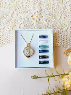 COLAR RELICÁRIO CÁPSULA MAE MARIA COM 7 PEDRAS NATURAIS EDIÇÃO LIMITADA