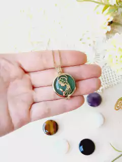 COLAR RELICÁRIO CÁPSULA MAE MARIA COM 7 PEDRAS NATURAIS EDIÇÃO LIMITADA - comprar online