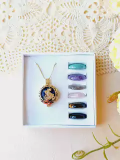 COLAR RELICÁRIO CÁPSULA SÃO JORGE COM 7 PEDRAS NATURAIS EDIÇÃO LIMITADA