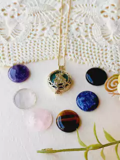 COLAR RELICÁRIO CÁPSULA SÃO JORGE COM 7 PEDRAS NATURAIS EDIÇÃO LIMITADA - comprar online