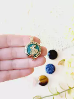 COLAR RELICÁRIO CÁPSULA SÃO JORGE COM 7 PEDRAS NATURAIS EDIÇÃO LIMITADA na internet