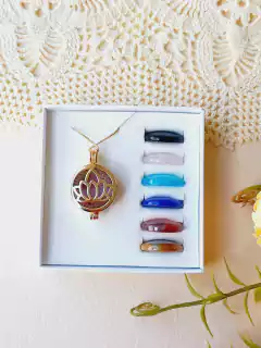 COLAR RELICÁRIO CÁPSULA DUPLA ARVORE DA VIDA E FLOR DE LOTUS COM 7 PEDRAS NATURAIS EDIÇÃO LIMITADA