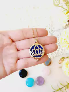 COLAR RELICÁRIO CÁPSULA DUPLA ARVORE DA VIDA E FLOR DE LOTUS COM 7 PEDRAS NATURAIS EDIÇÃO LIMITADA - loja online