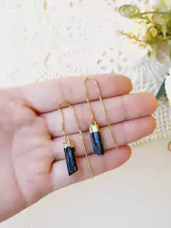 BRINCO FIO PASSANTE COM A PEDRA NATURAL TURMALINA NEGRA - comprar online