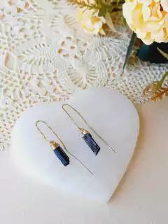 BRINCO FIO PASSANTE COM A PEDRA NATURAL TURMALINA NEGRA