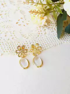 BRINCO FLOR COM PEDRA NATURAL CRISTAL