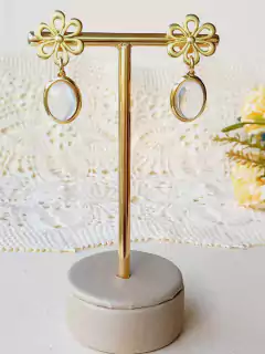 BRINCO FLOR COM PEDRA NATURAL CRISTAL - comprar online