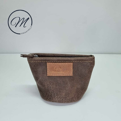 Azucarera de cuero de búfalo con interior forrado en tela impermeable y cierre.