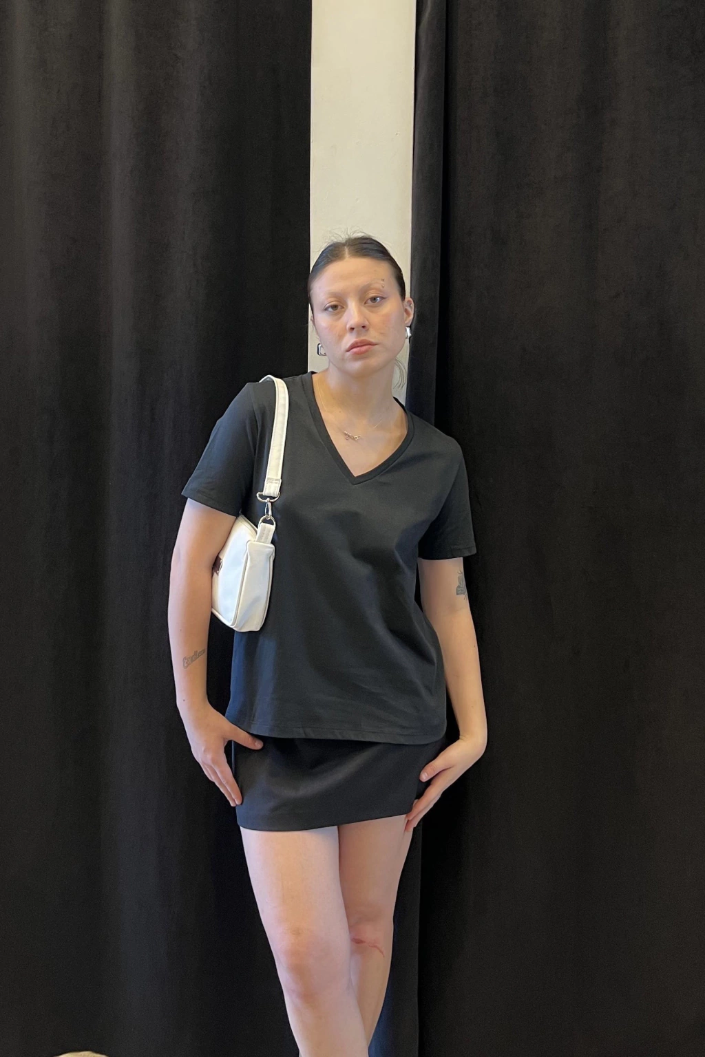 Remera basica escote V