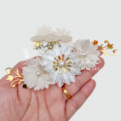 Kit montável arranjo floral celeste bege e dourado- 14cm- 15 itens- 1 arranjo