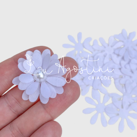 Margarida tecido fino branco- 3,5cm- 15 recortes, 5 margaridas tripla
