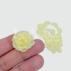 Rosinha montável tecido voal amarelo claro- 2,5cm- 25 recortes, 5 rosas