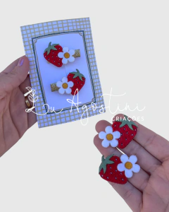 Par apliques invertido morango e flor veludo-3,8x3,4cm- 2 unidades