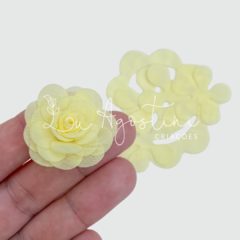 Rosinha montável tecido voal amarelo claro- 3cm- 25 recortes, 5 rosas