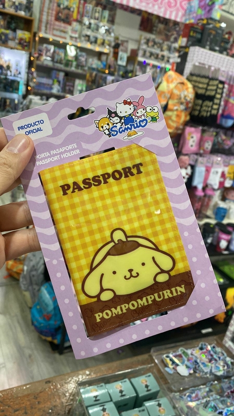 Porta Pasaporte - Pompompurin - Sanrio - Producto Oficial