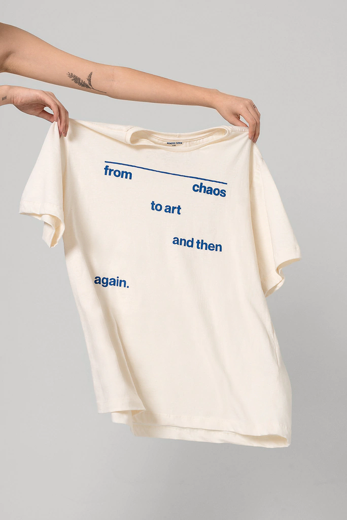 t-shirt ' from chaos to art ' oversized type azul