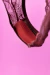 Calcinha vibratória Cherry em renda preta com dispositivo vibratório interno, fundo rosa.