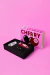 Calcinha vibratória Cherry com controle remoto, cabo USB e embalagem rosa, ideal para prazer e bem-estar íntimo.