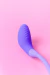 Vibrador Flex mostrando curvatura e textura ideal para estimular ponto G, com em fundo rosa