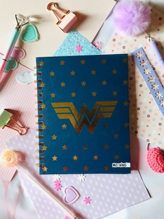 Mooving: Cuaderno A5 Tapa Dura Espiral Rayado: Wonder Woman Logo