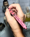 Ref.1021 -Caneta feita com resina frase (“Eu Amo Biscuit )