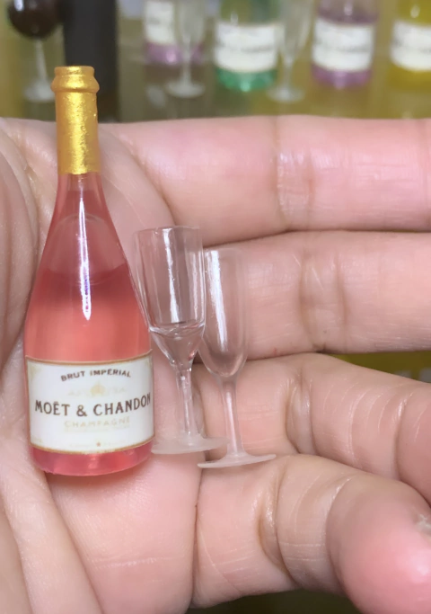 Ref.D2053- Miniatura realista garrafa de champanhe e duas taças ( garrafa 5cm taças 3 cm ) -