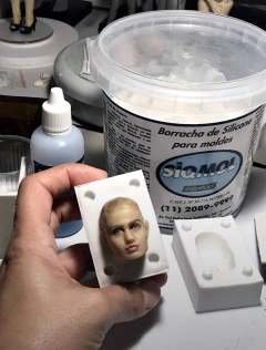 Image of 043-Molde humaninhos gigantões feminino com molde cabeça escala 1/6