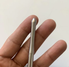 Faca-Ferramenta 1 em aço inox, assinada e desenvolvida pela artista Josi Ribeiro - comprar online