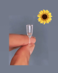 Ref.S201- Miniatura realista de taça de champanhe modelo tradicional 3cm de altura material resina ( 2 peças ) na internet