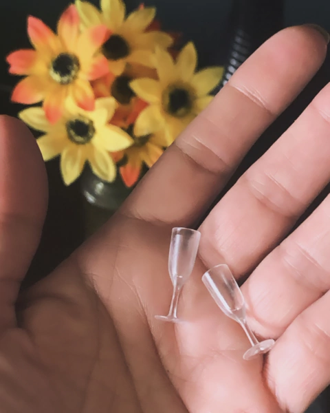 Ref.S201- Miniatura realista de taça de champanhe modelo tradicional 3cm de altura material resina ( 2 peças )