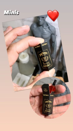 Ref.45621- Miniatura de whiskey com caixinha (garrafinha de resina )