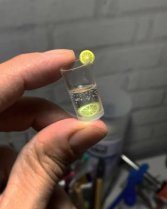 Ref2089- Copo água com gás e limão miniatura em resina 1 peça escala 1/6 - Nanda Regina