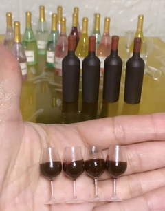 Ref.D210- Kit 5 garrafas de vinho e taças cheias (5cm garrafa, 3cm taça ) escala 1/6 - comprar online
