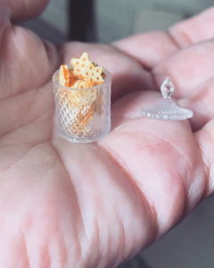 Ref.5637890- Potinho detalhado com tampa abre e fecha modelo A 2cm ( 1 peça ) na internet